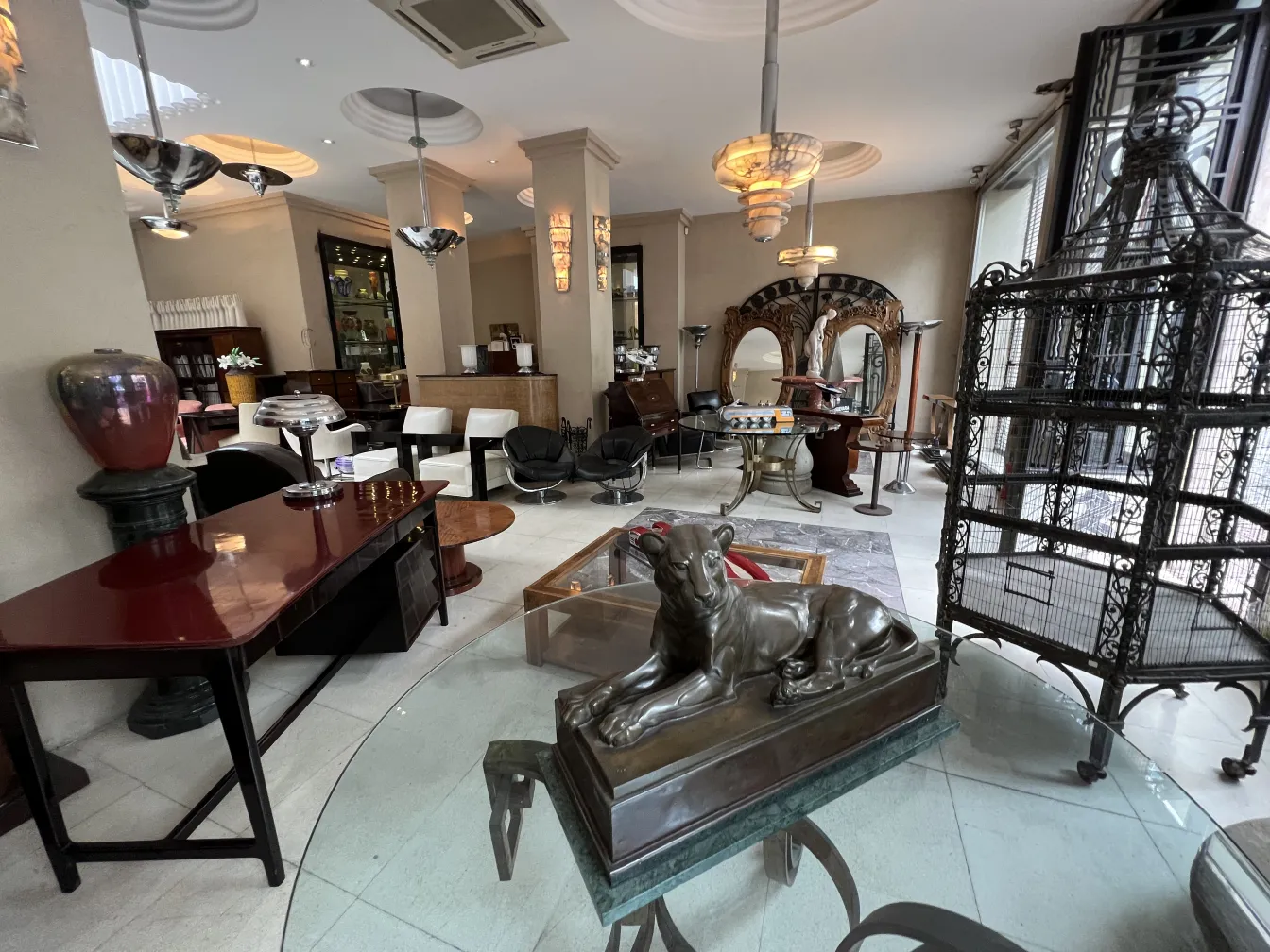 Escritorio antiguo en un ambiente elegante con muebles variados.