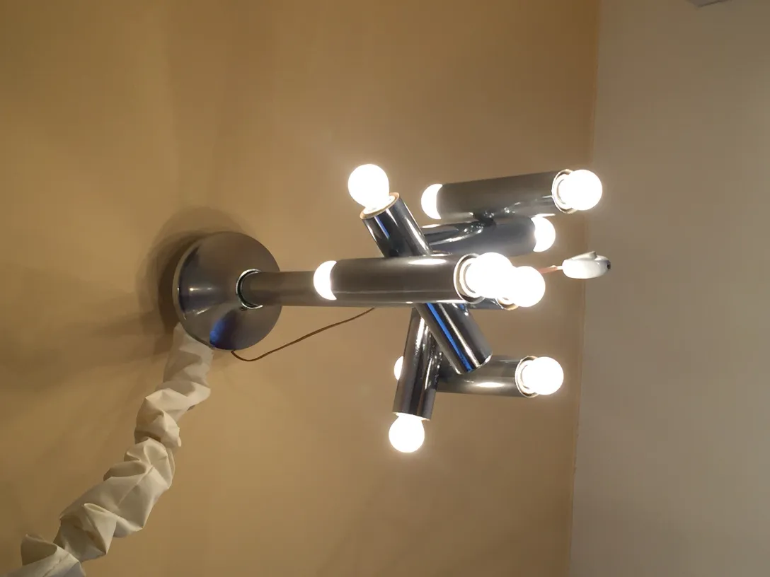 Purana latakta hua deepak kai bulb ke sath garam mahol mein.