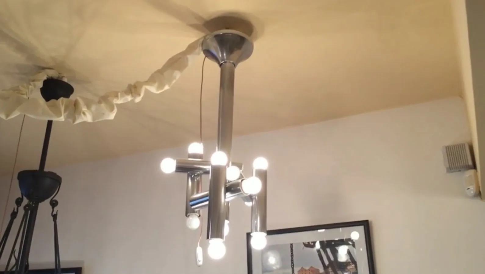 Lámpara de techo antigua con varios focos iluminando el ambiente