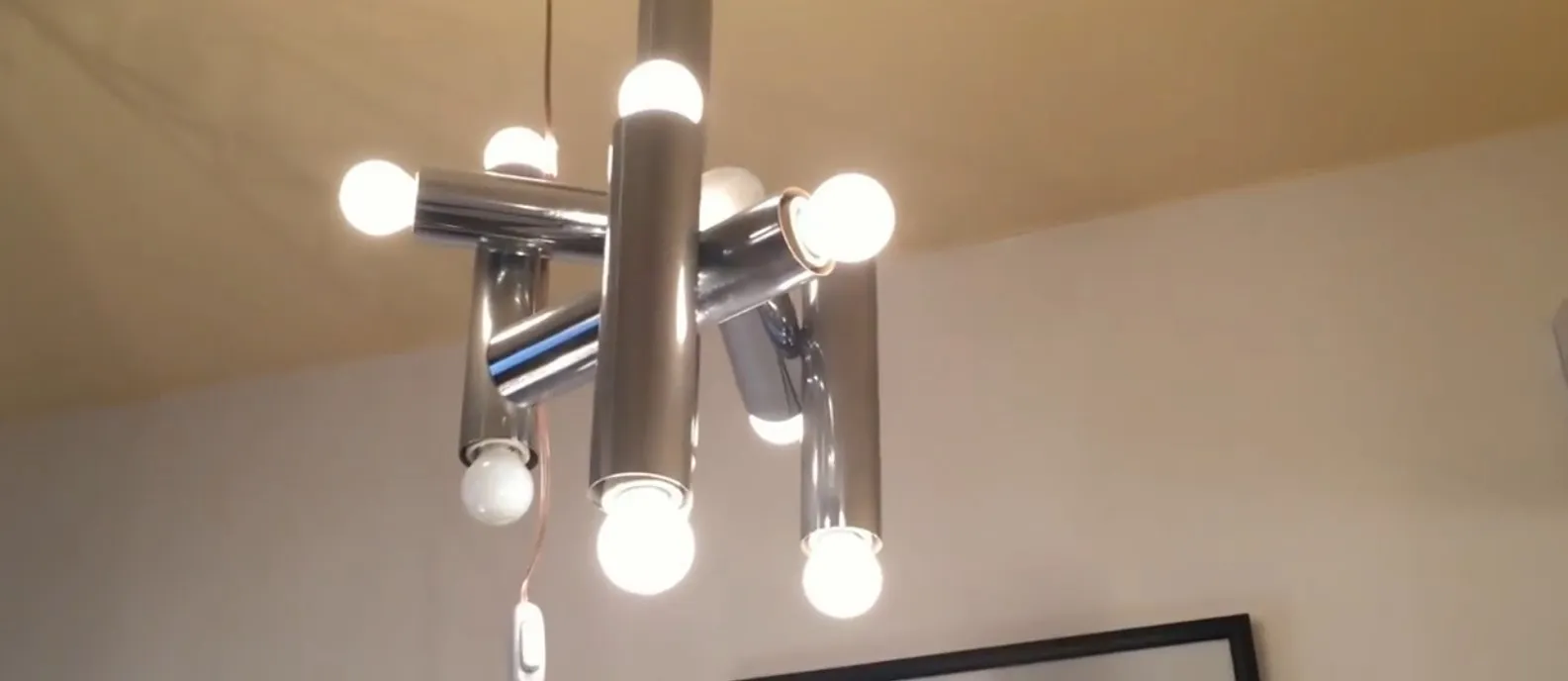 Lámpara de techo antigua con forma moderna y luces brillantes