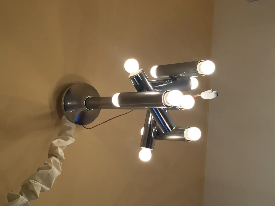 Lampada a sospensione antica con lampadine brillanti, decorativa.