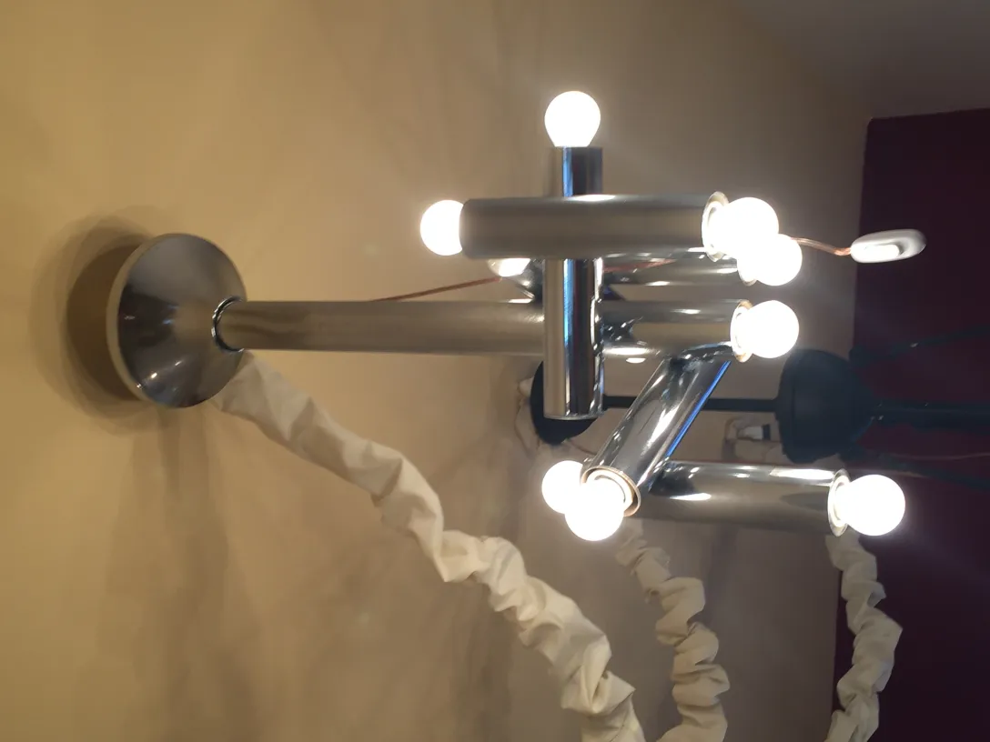 Lámpara de techo antigua con múltiples luces redondas en un ambiente moderno