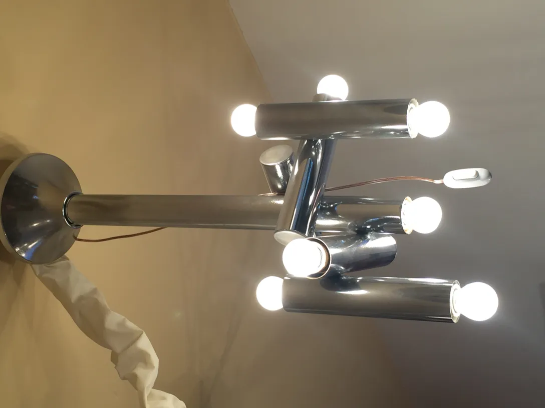 lampada a sospensione antica con diverse lampadine accese