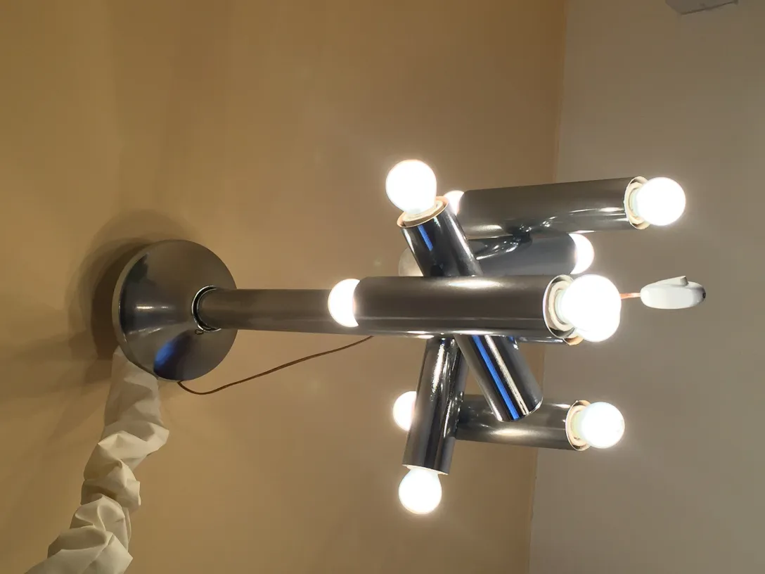 lustre ancien avec un design moderne, lumières blanches brillantes