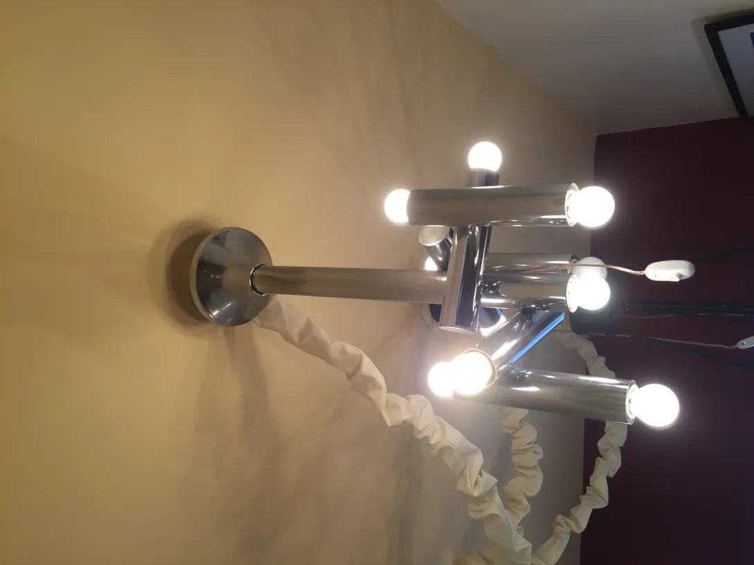 lámpara de techo antigua con brazos de luz y soporte brillante