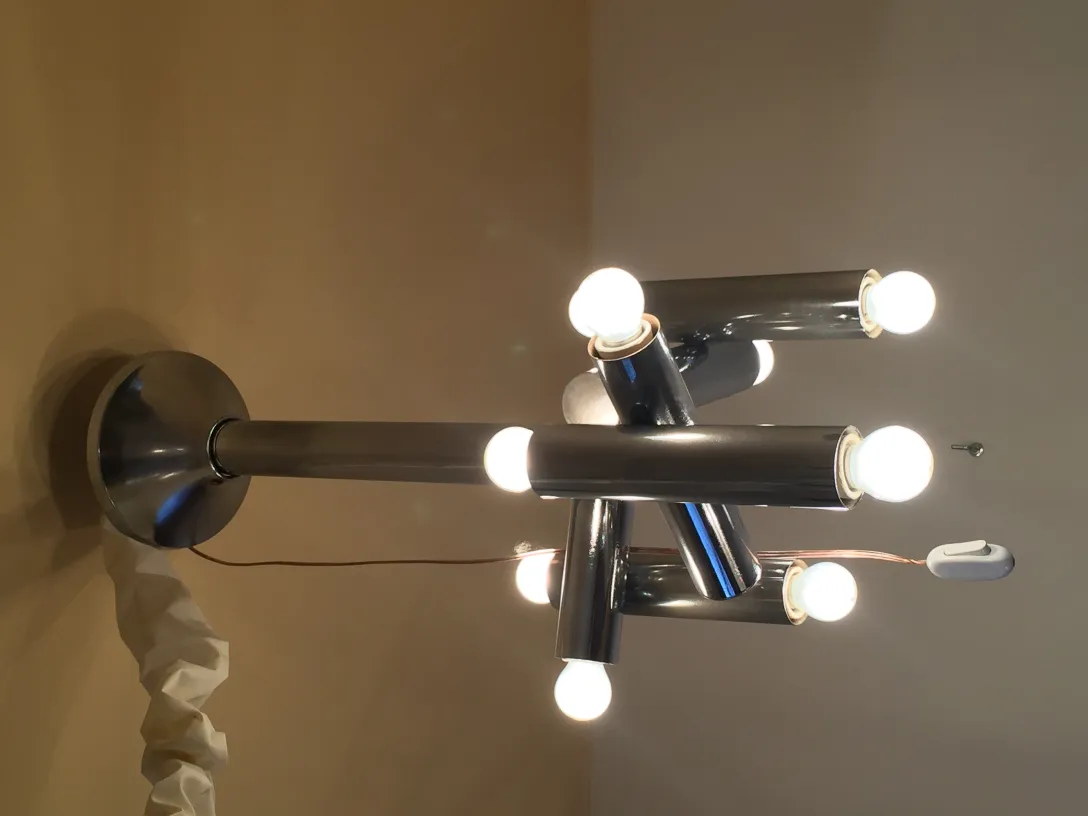 antike Hängelampe mit modernem Design und weißen Glühbirnen