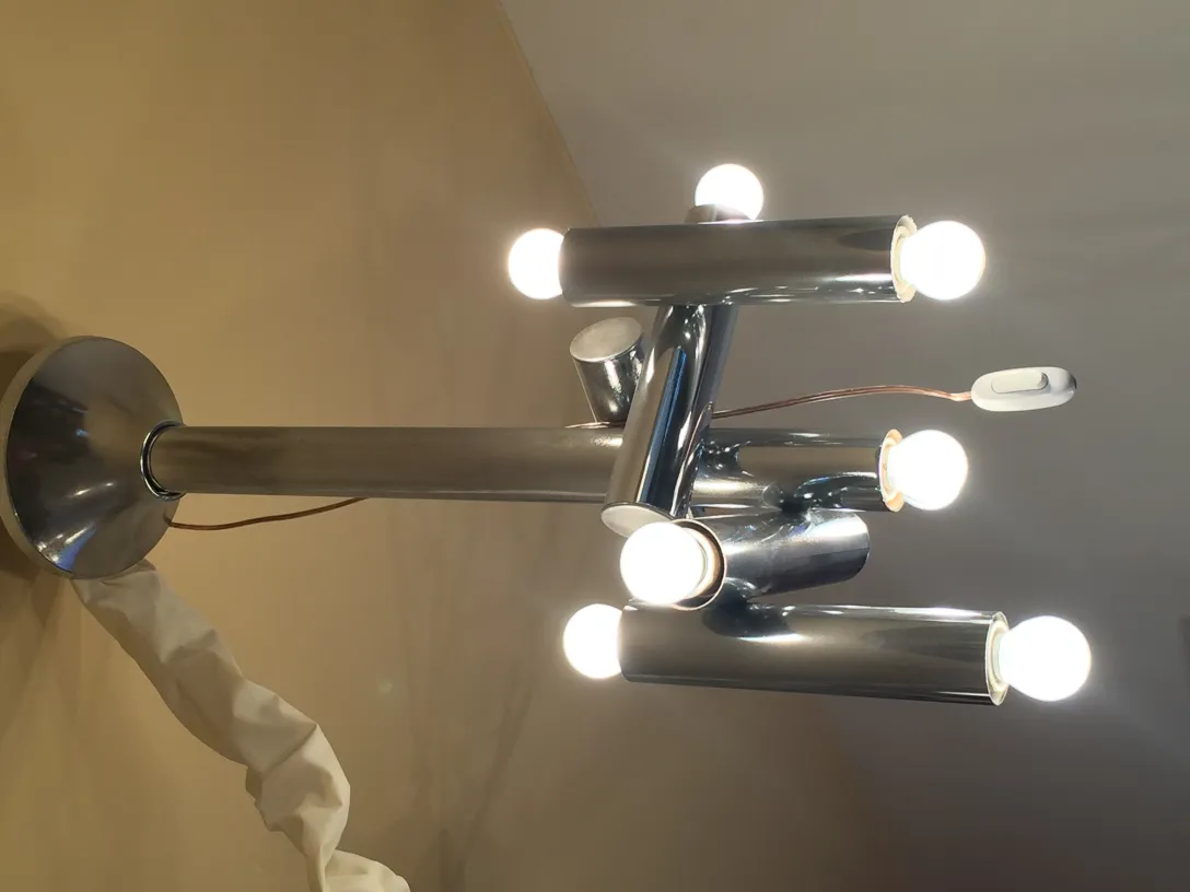 Lampada a sospensione antica con più lampadine che illuminano l'ambiente.