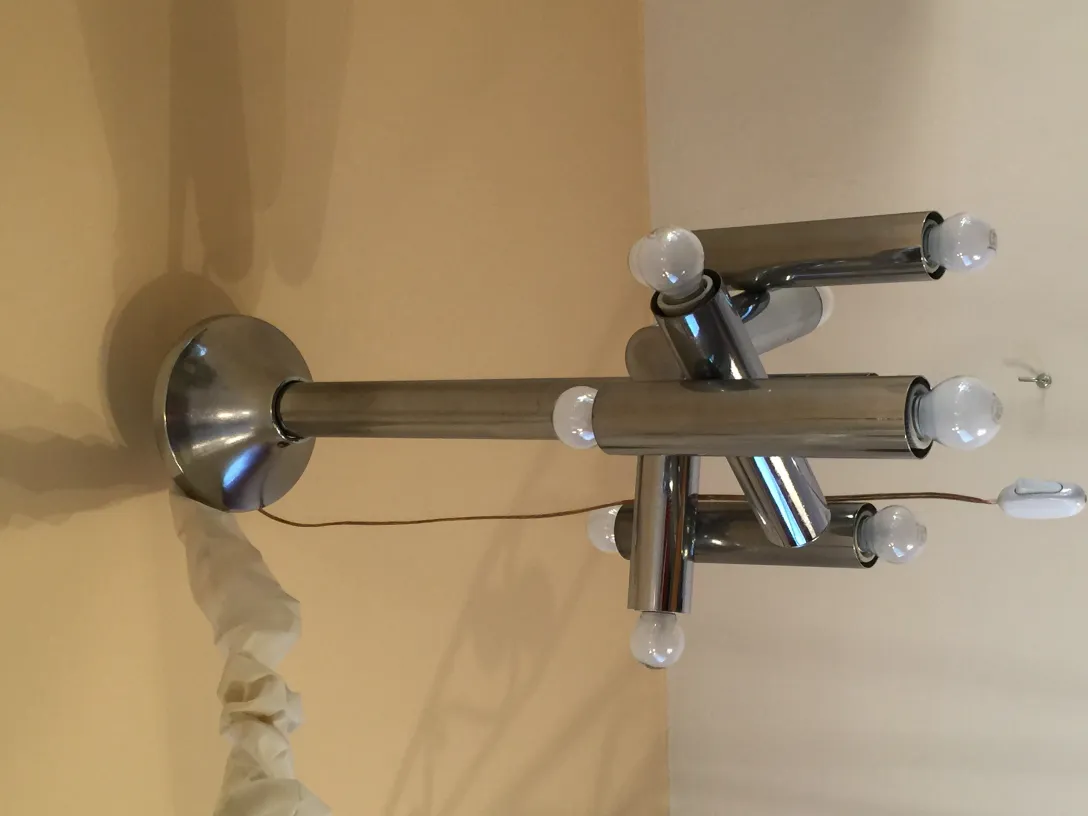 Lámpara de techo antigua con luces brillantes en el ambiente