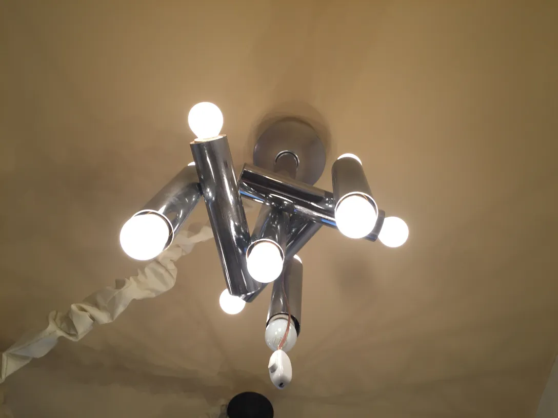 Lámpara de techo antigua con múltiples bombillas brillantes, ideal para decorar.