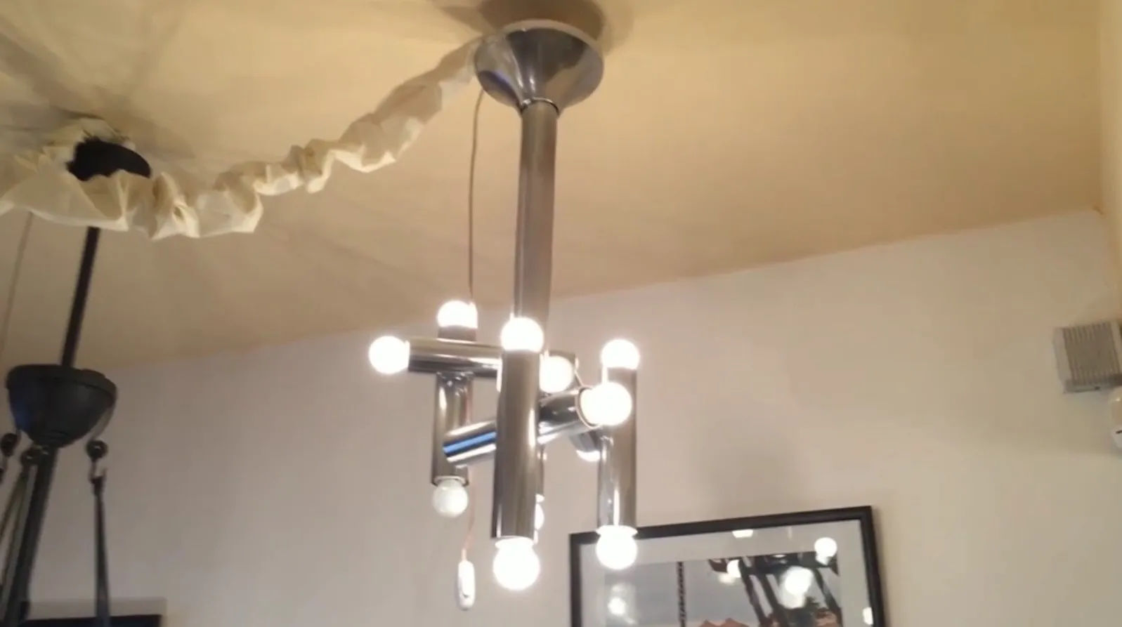 lampada a sospensione antica con design moderno e luci brillanti