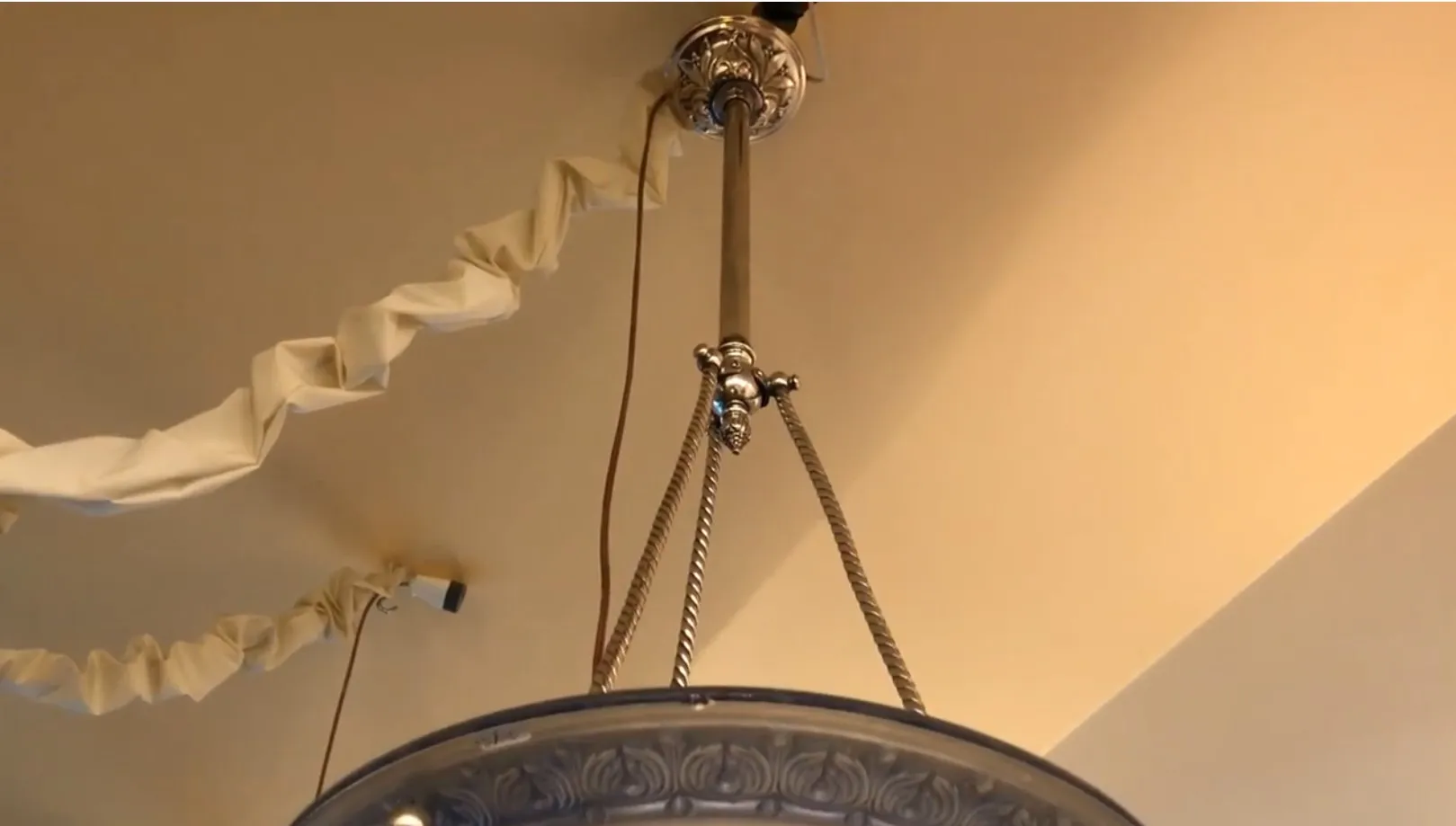 Lampada a sospensione antica decorativa con dettagli intricati