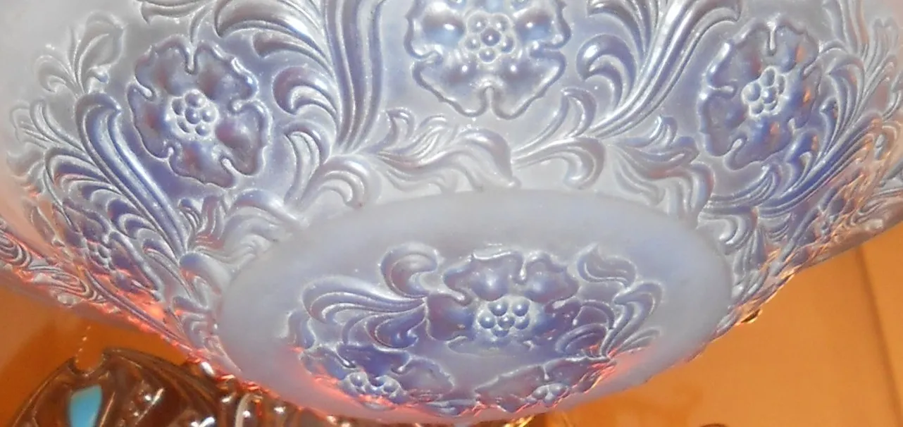 Lustre ancien avec des motifs floraux délicats.