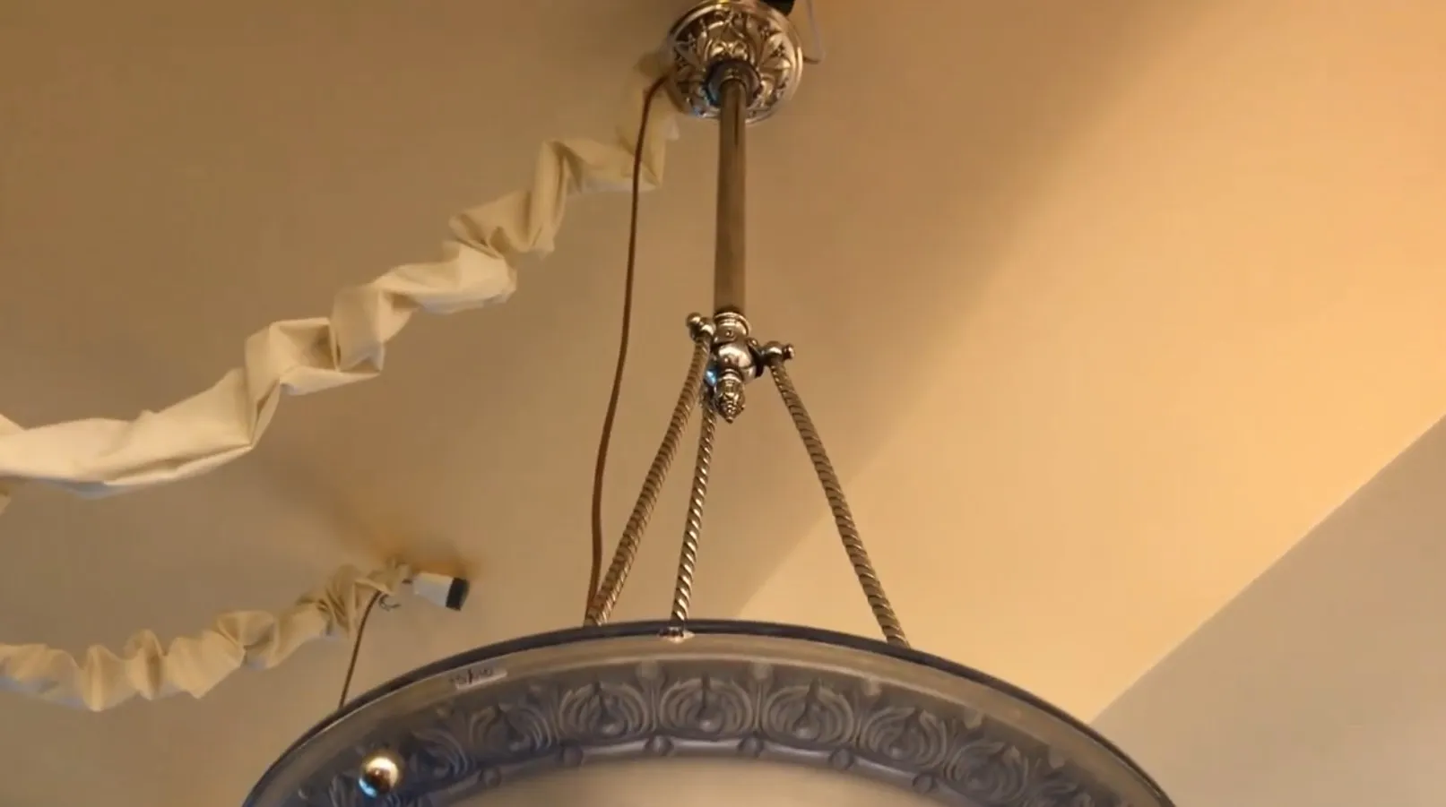 Lampada a sospensione antica con dettagli decorativi in una stanza