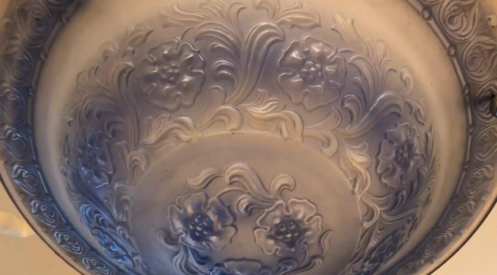 lampada a sospensione antica con eleganti disegni in rilievo