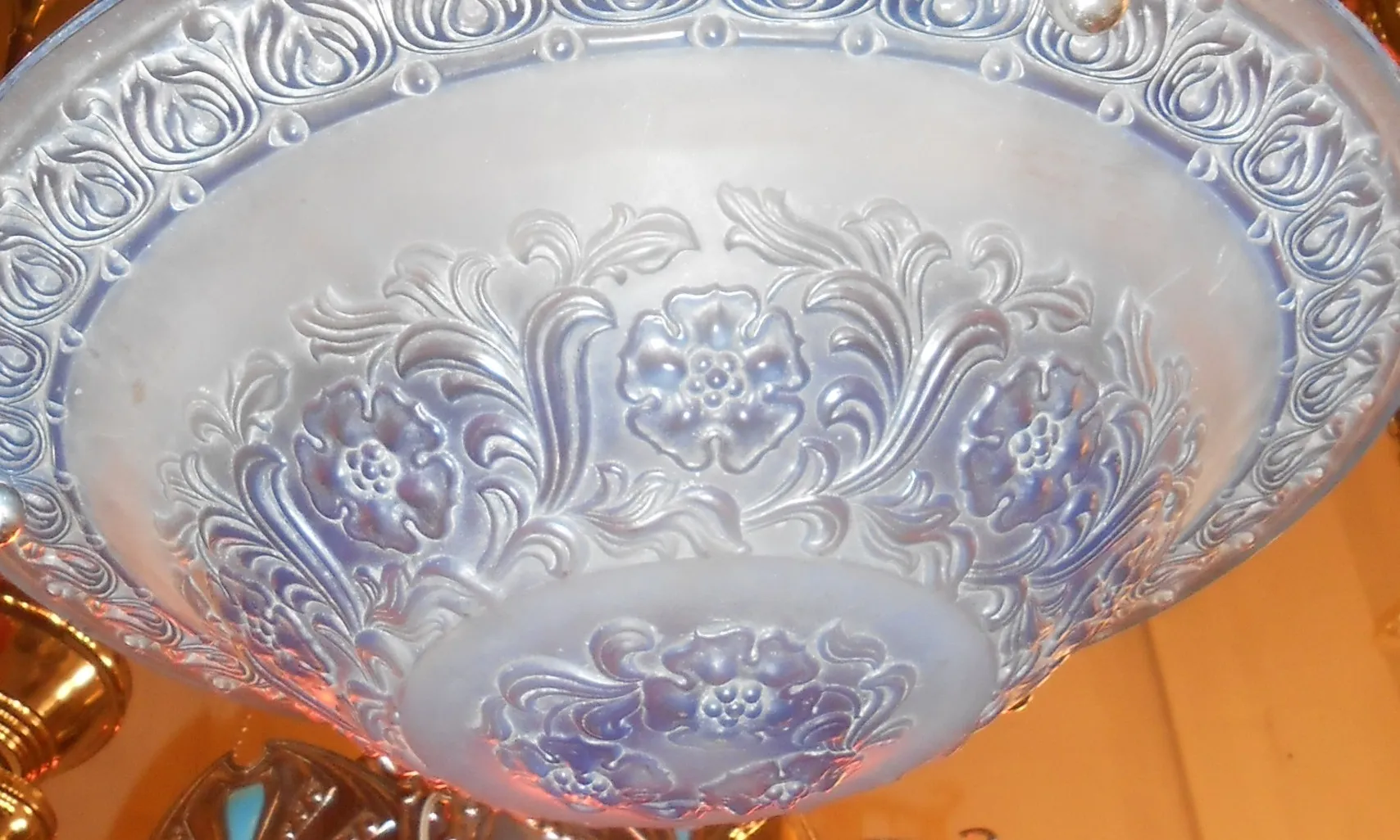 Lampada a sospensione antica con dettagli floreali intricati