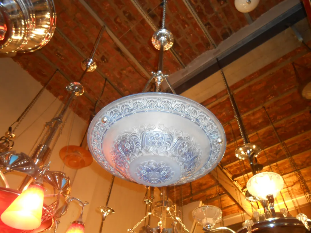 Lustre ancien décoratif présentant des motifs élaborés