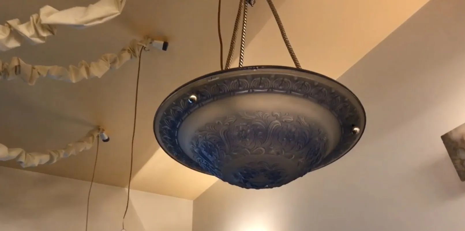 Lâmpada de teto antiga com design elegante e detalhes ornamentais, ambientes aconchegantes.