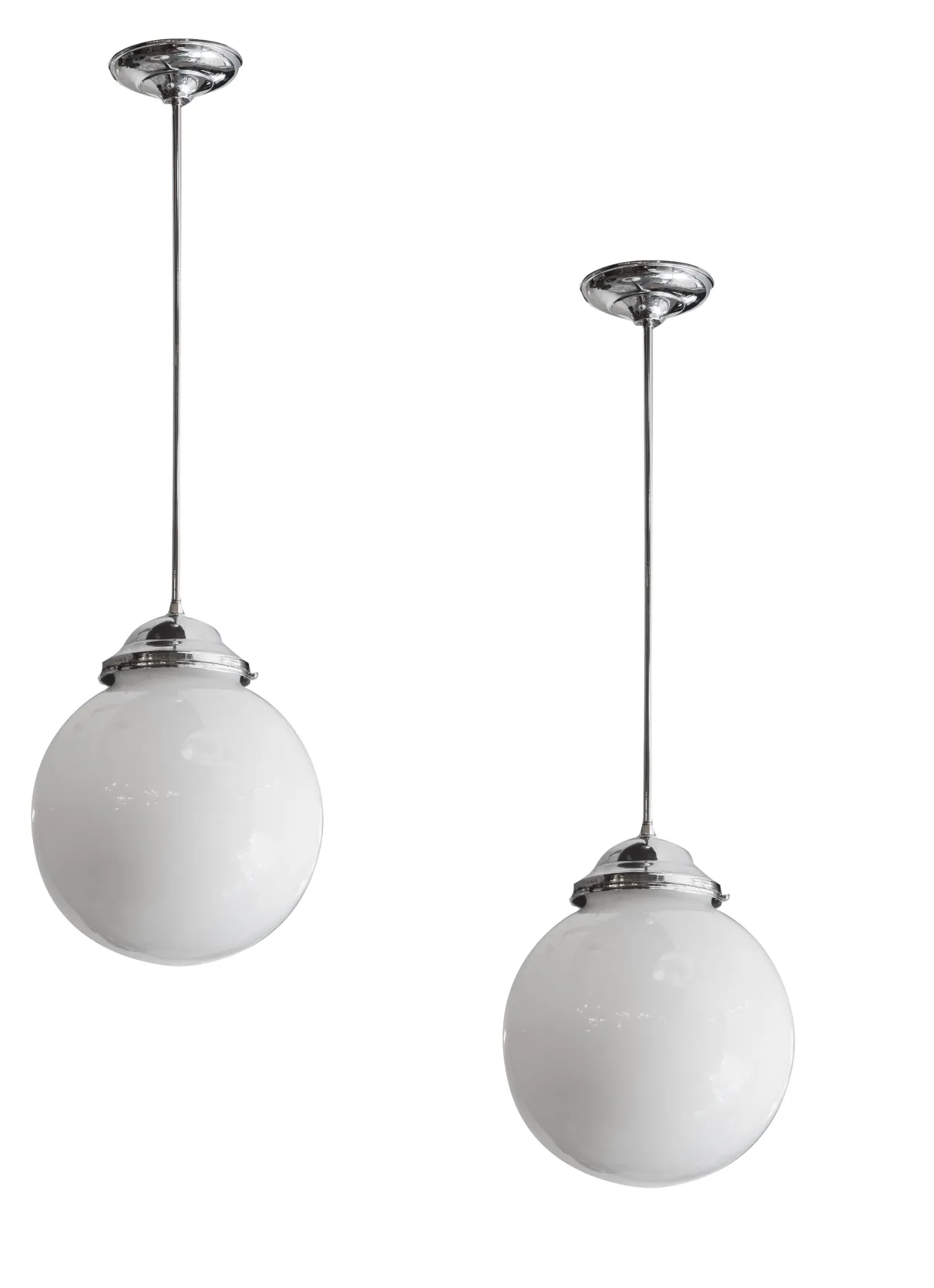 Lustre antique en forme de sphère avec du verre blanc.