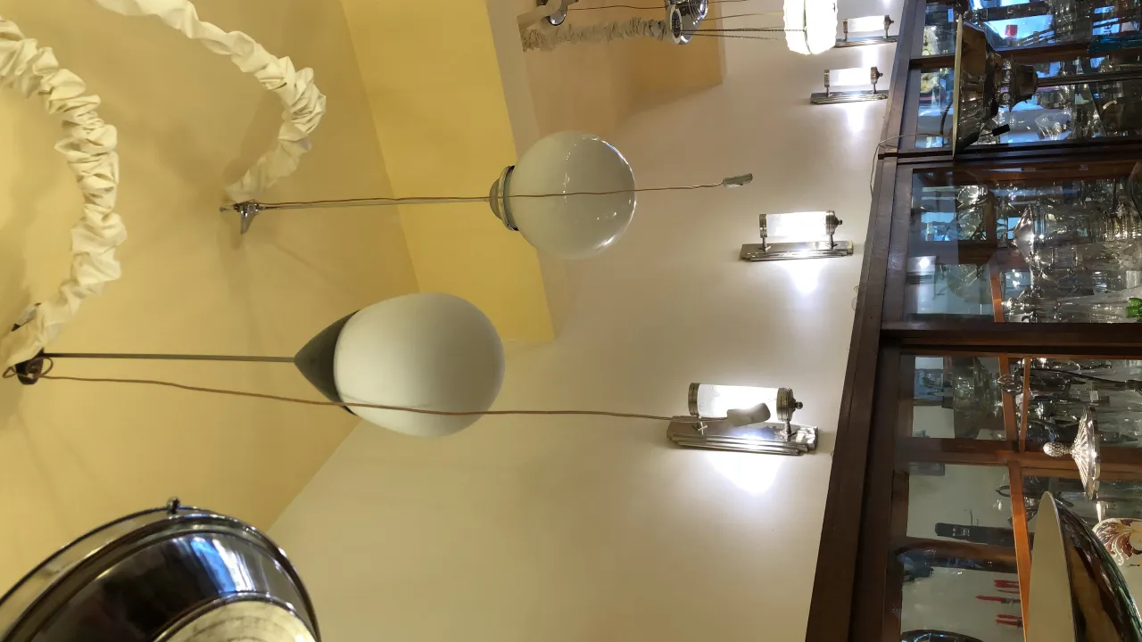 Lámpara de techo antigua con diseño elegante, ambiente acogedor