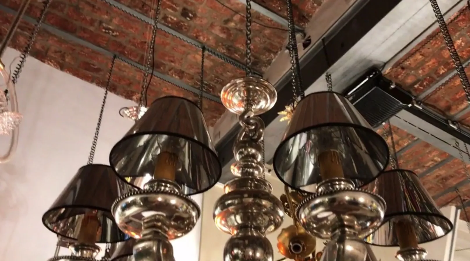 Lustre ancien brillant avec abat-jours, design élégant