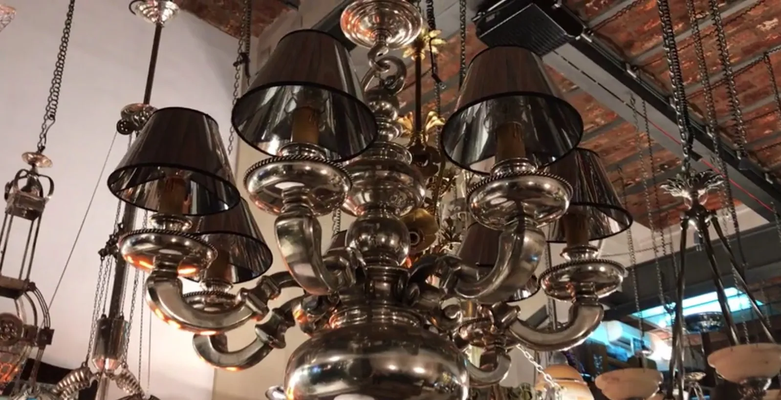 Lustre ancien avec un design orné dans un cadre élégant.