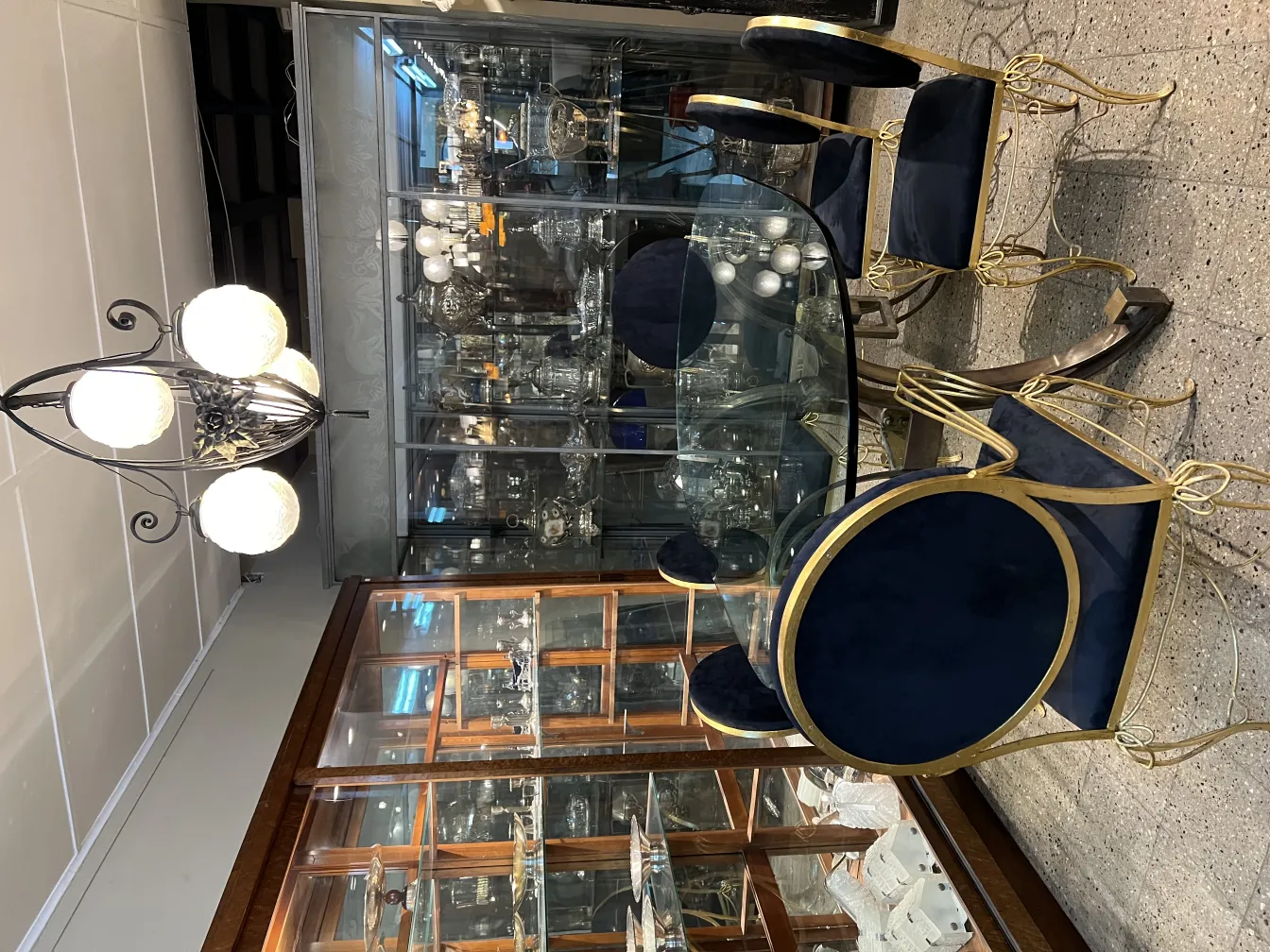 lustre ancien avec des globes ronds dans un cadre élégant