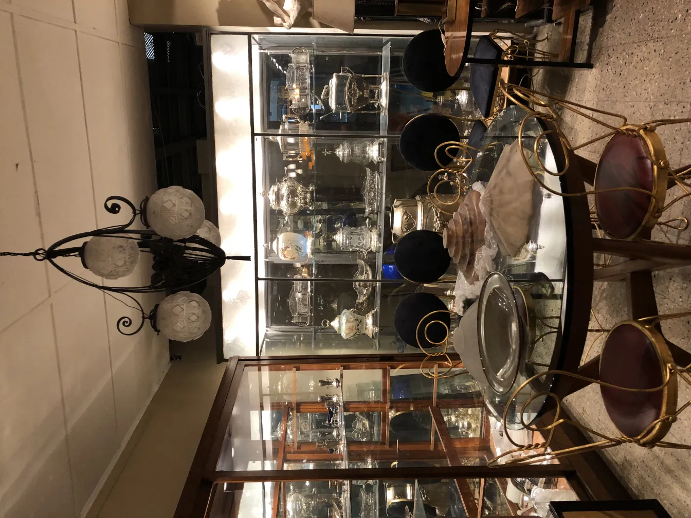 Lustre ancien en verre avec six globes, ambiance élégante.