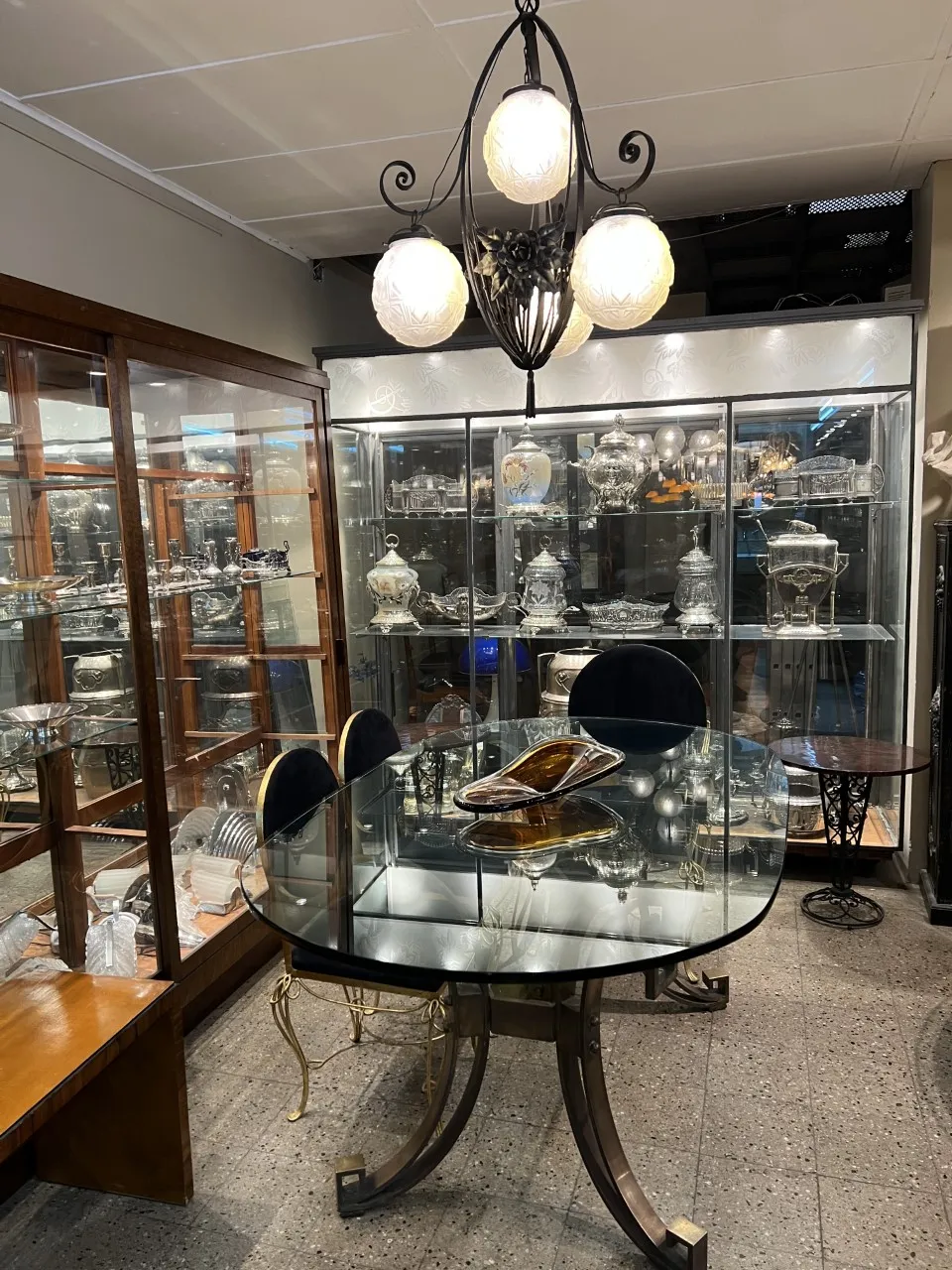 Lustre ancien avec lumières rondes dans un cadre élégant avec vitrines.