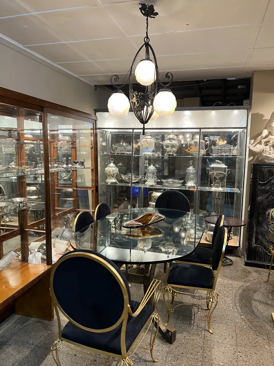 Lámpara de techo antigua con esferas de cristal en un ambiente elegante.