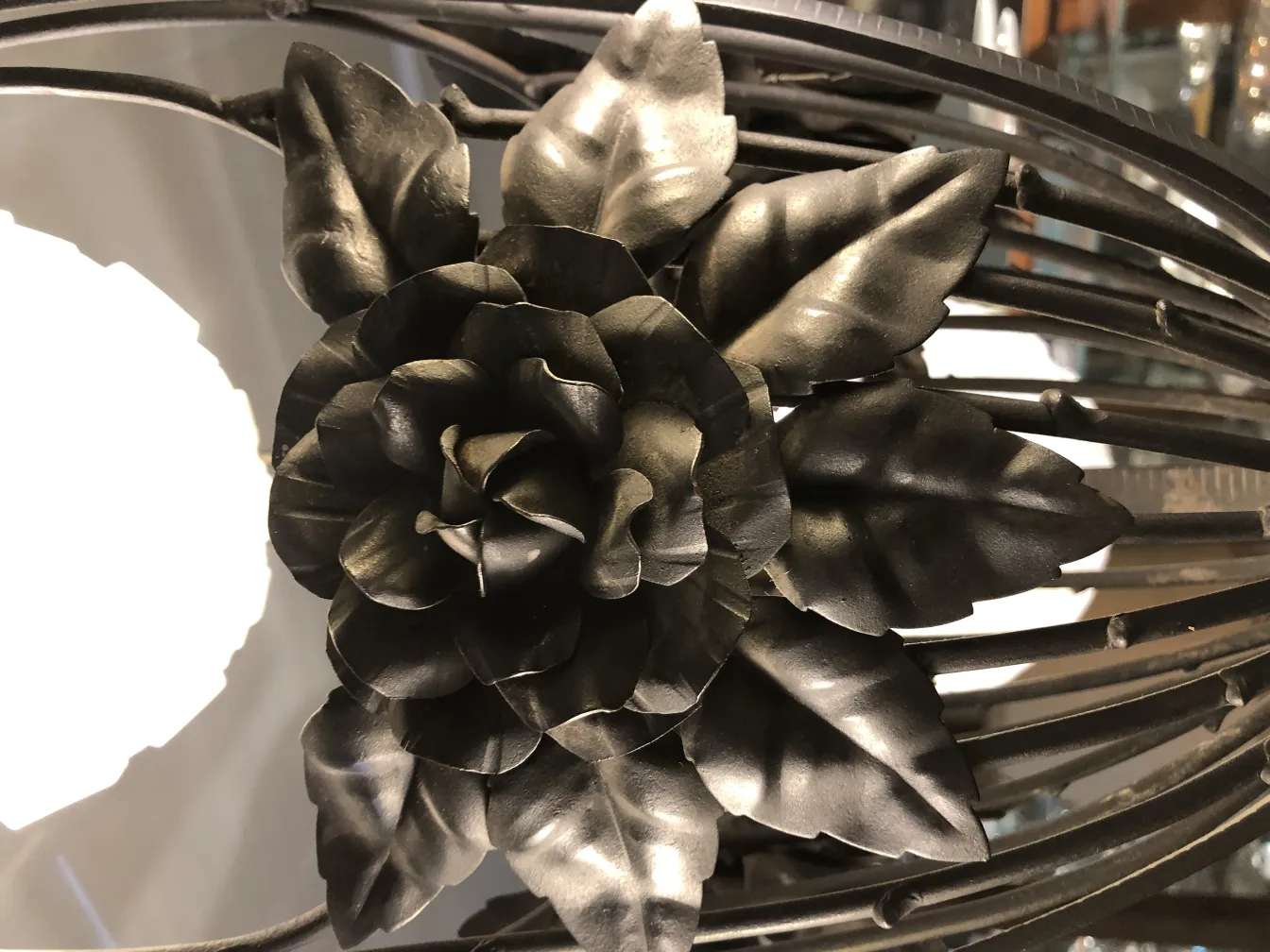 Lampada a sospensione antica con design floreale