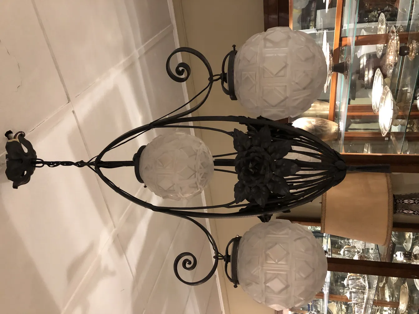 Lâmpada de teto antiga com detalhes românticos, três luzes, vidro decorativo.