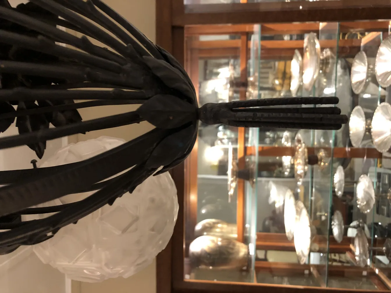 Античная подвесная лампа с уникальным дизайном в уютной обстановке.