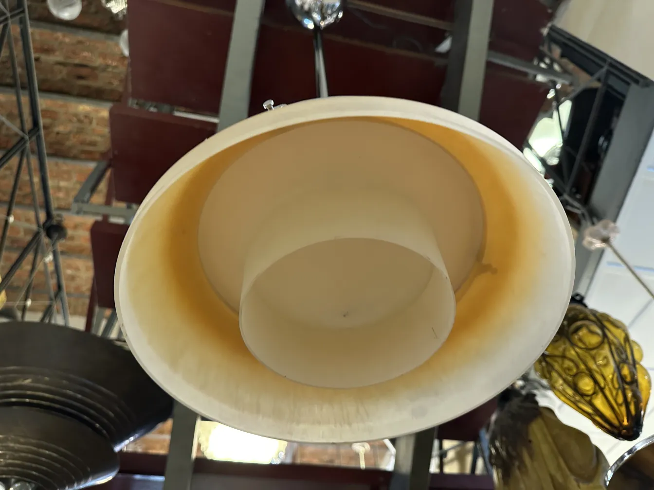 Lampada a sospensione antica con design unico, in un ambiente decorativo.