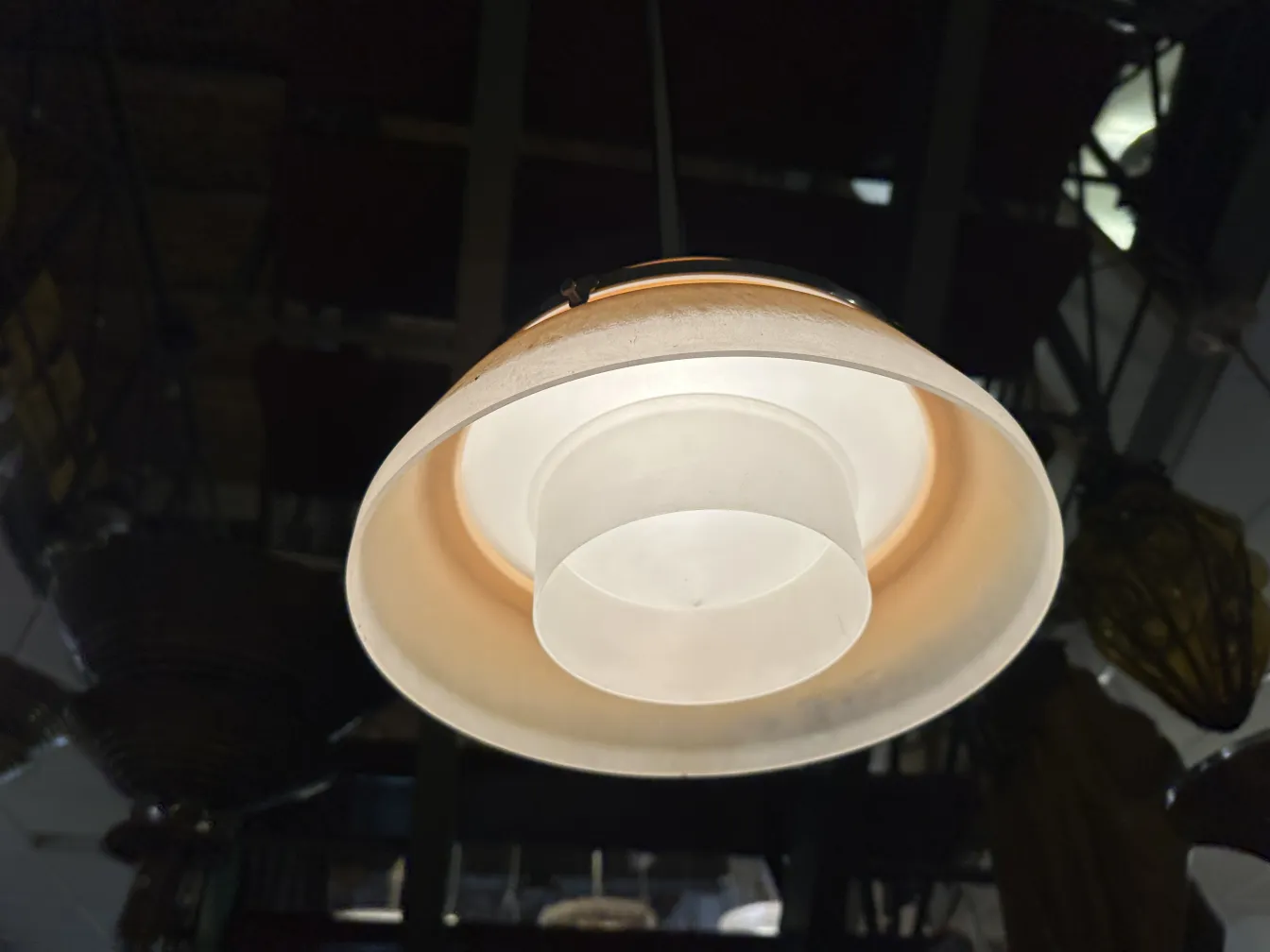 lustre ancien avec lumière douce, style élégant, atmosphère chaleureuse