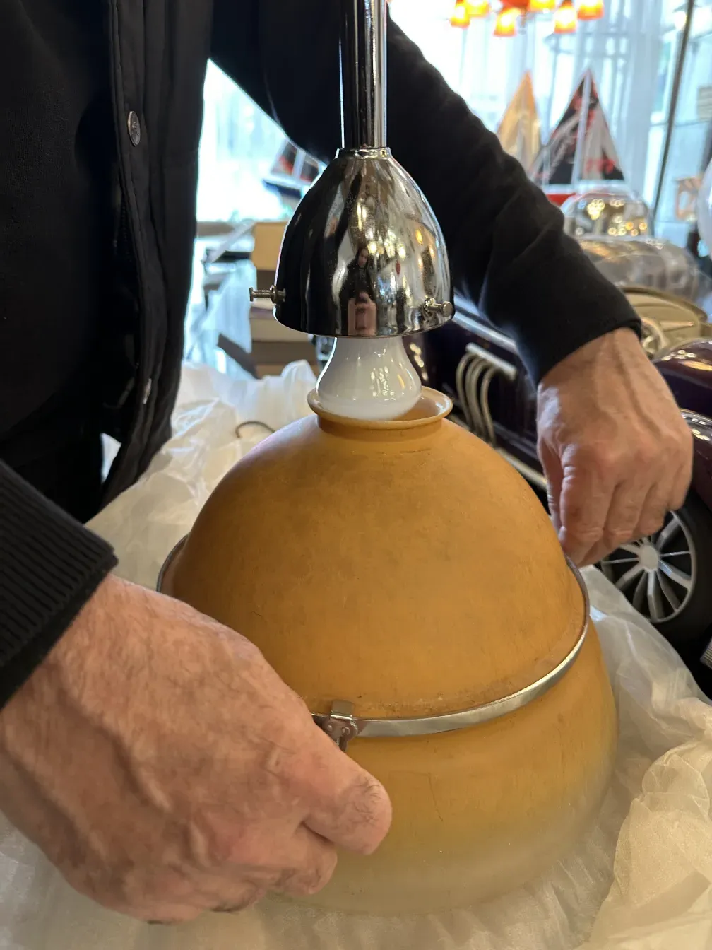 lampada a sospensione antica in tonalità gialle con base bianca, ambiente accogliente