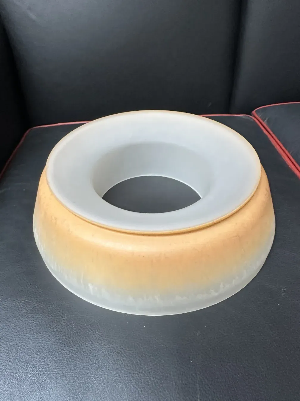 古董吊灯呈锥形，带有柔和的细节