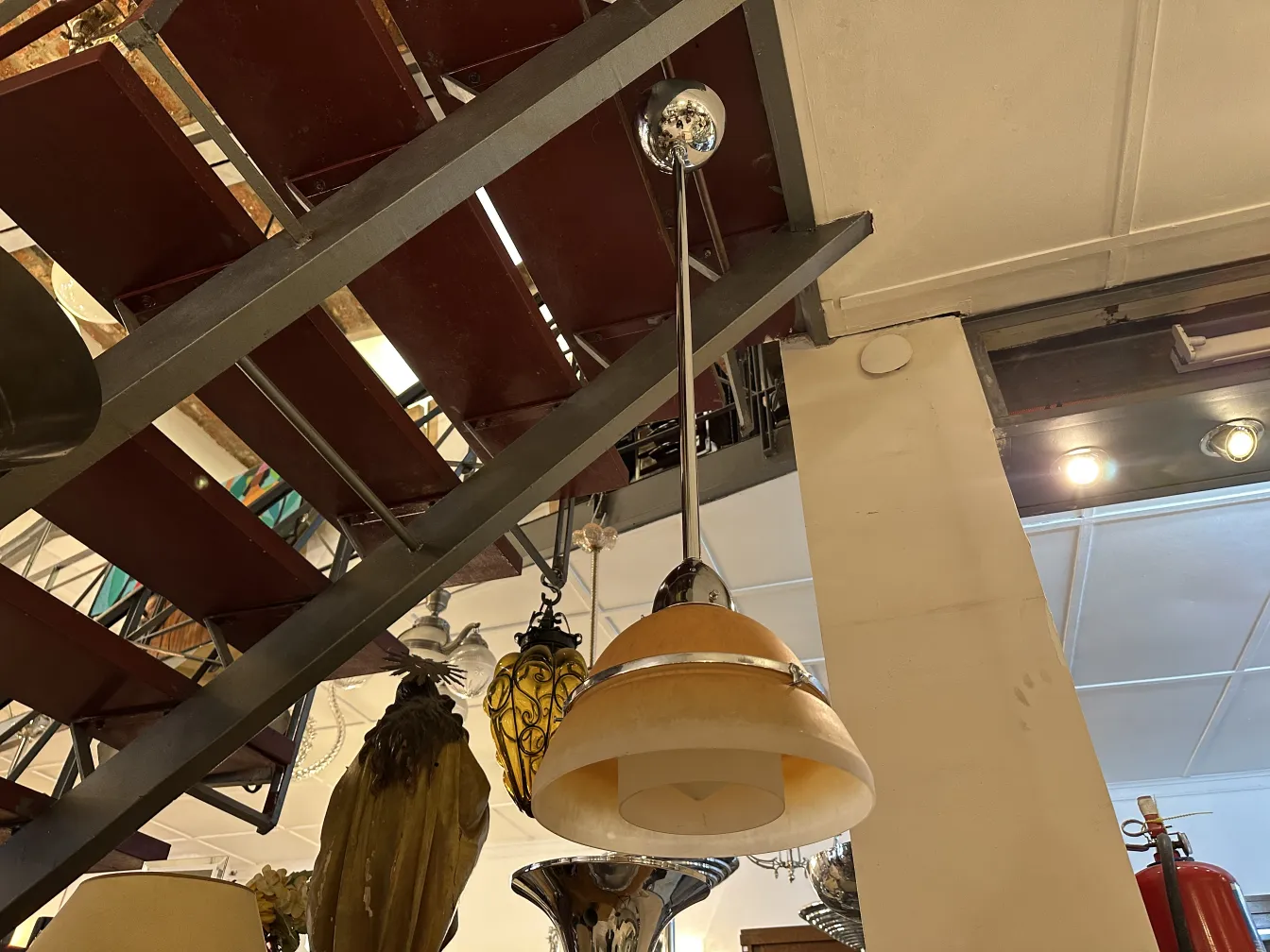 古董吊灯悬挂在装饰环境中