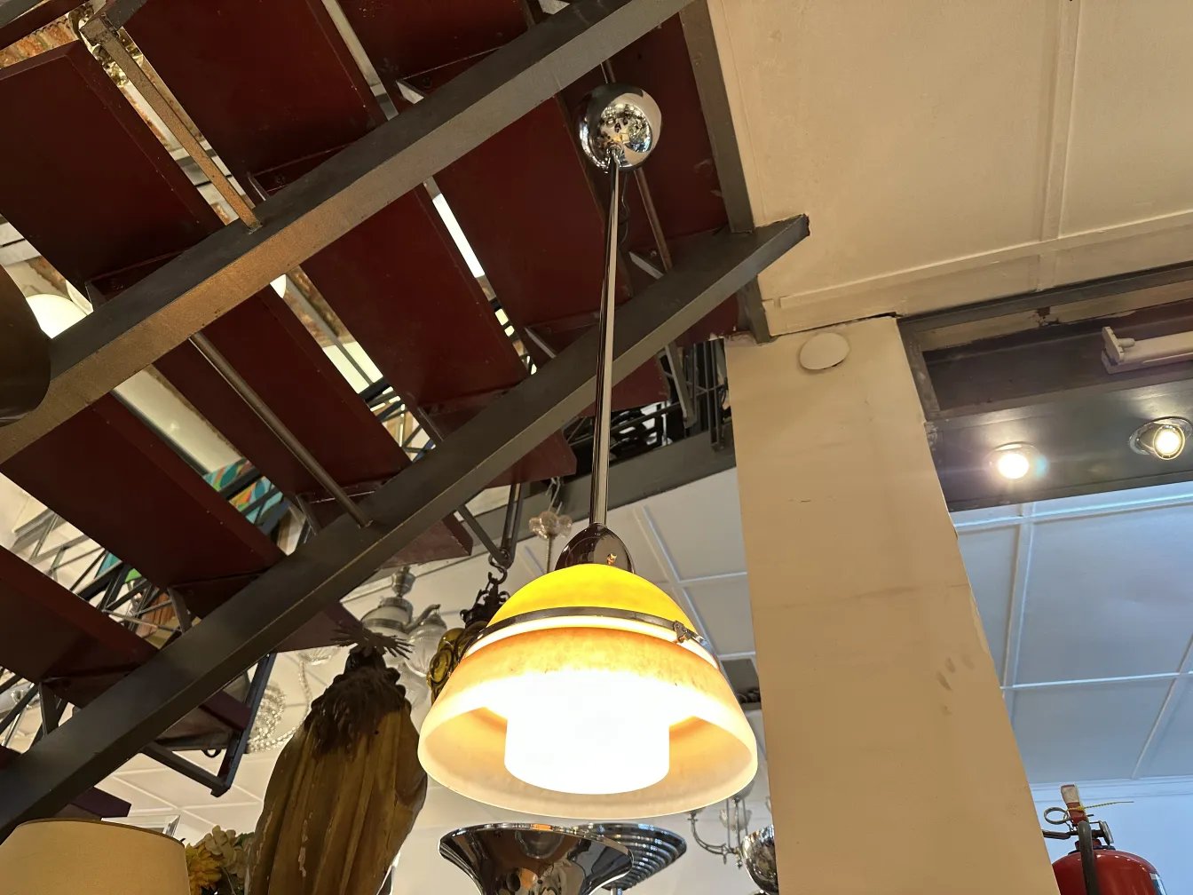 lámpara de techo antigua de color amarillo con detalles decorativos en un ambiente acogedor.