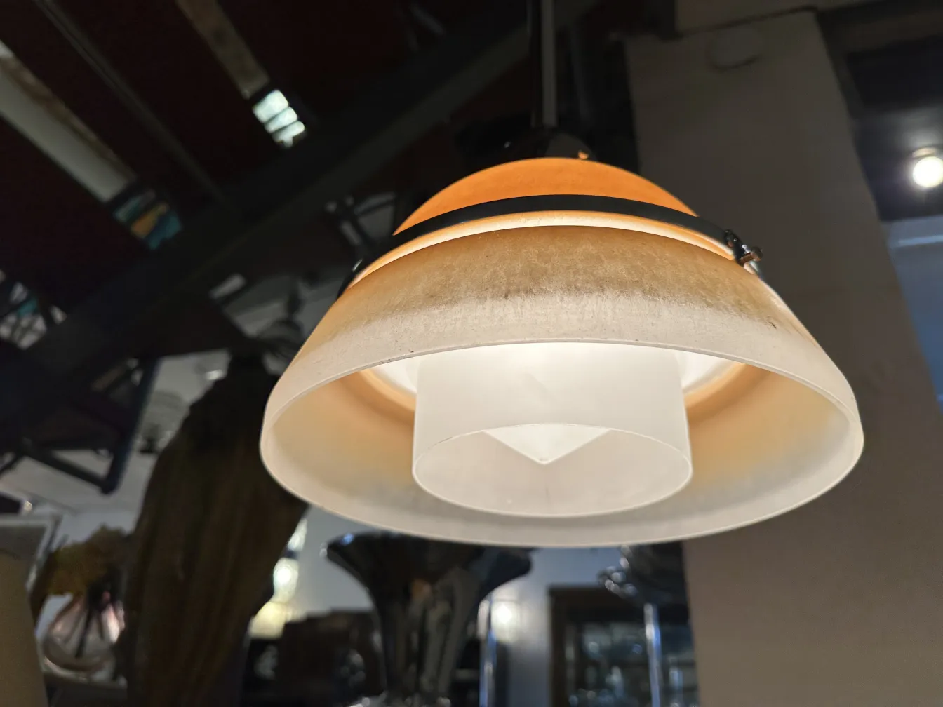 lámpara de techo antigua con estilo distintivo y ambiente acogedor