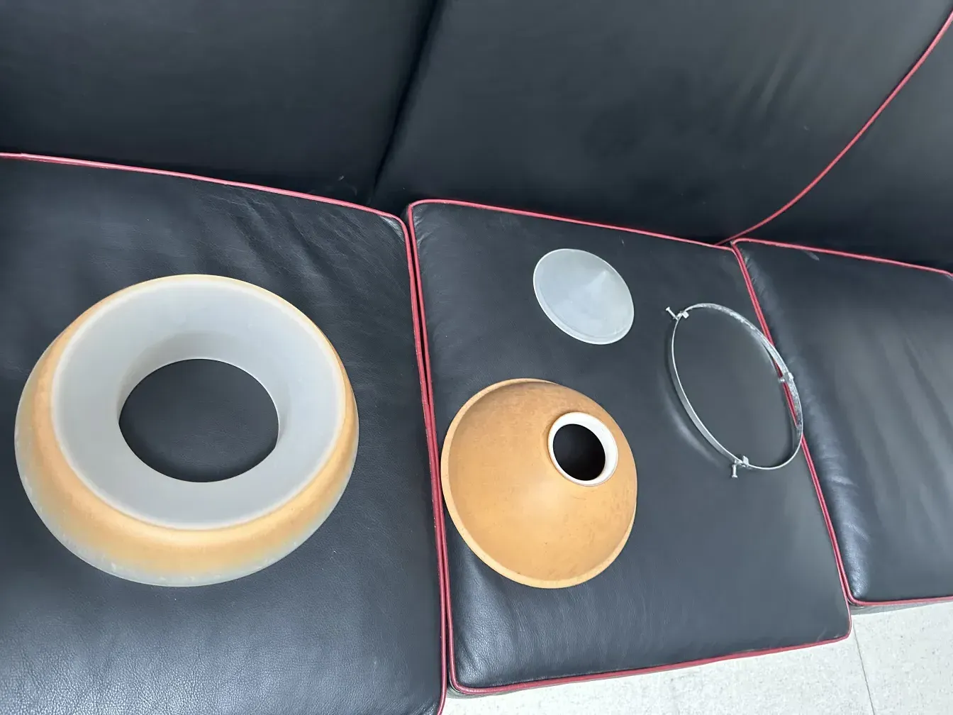 彼得·贝伦斯设计的古董吊灯，显示各种部件在黑暗背景上