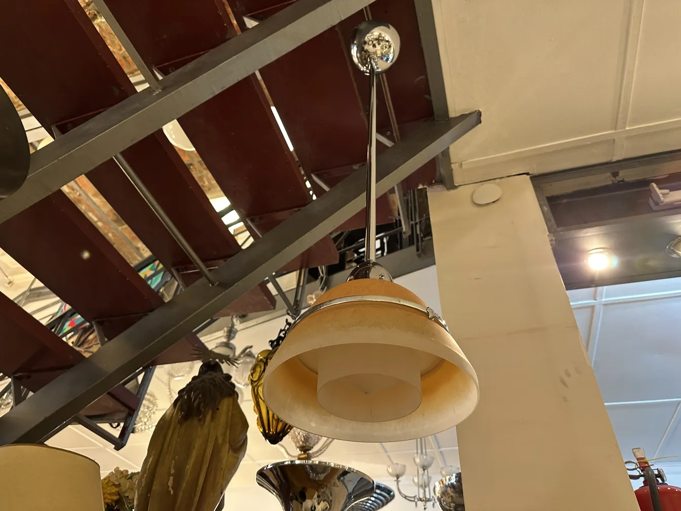 Lustre ancien suspendu dans un cadre chaleureux.