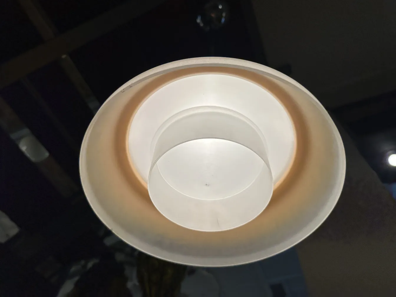 Lustre ancien au design moderne dans une ambiance chaleureuse