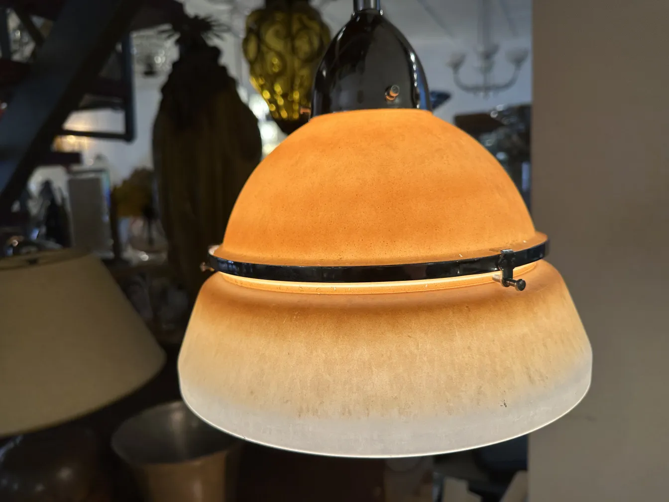 antike hängelampe mit markantem design von peter behrens, eleganter stil