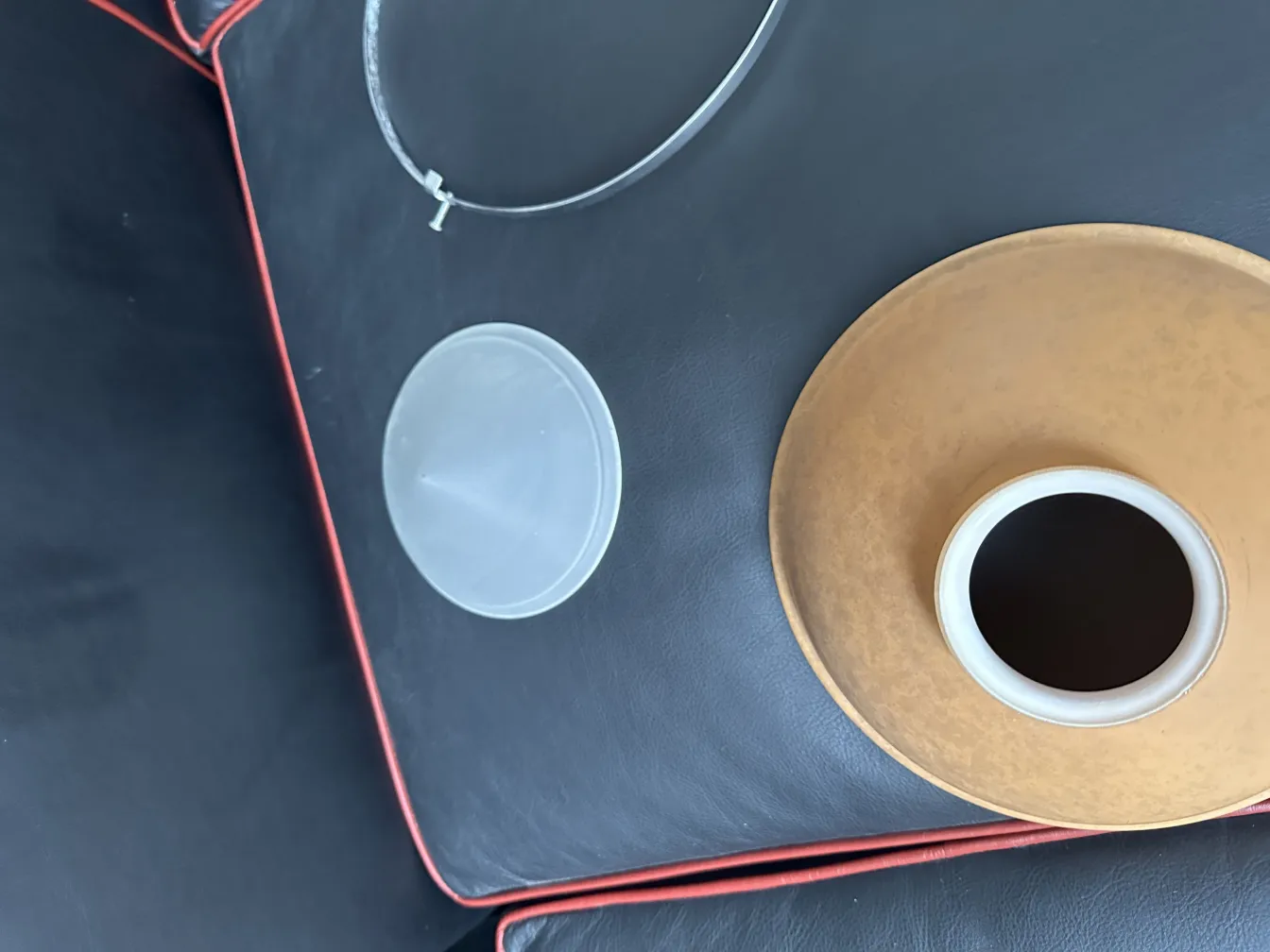 lustre ancien en forme ronde avec base claire de peter behrens