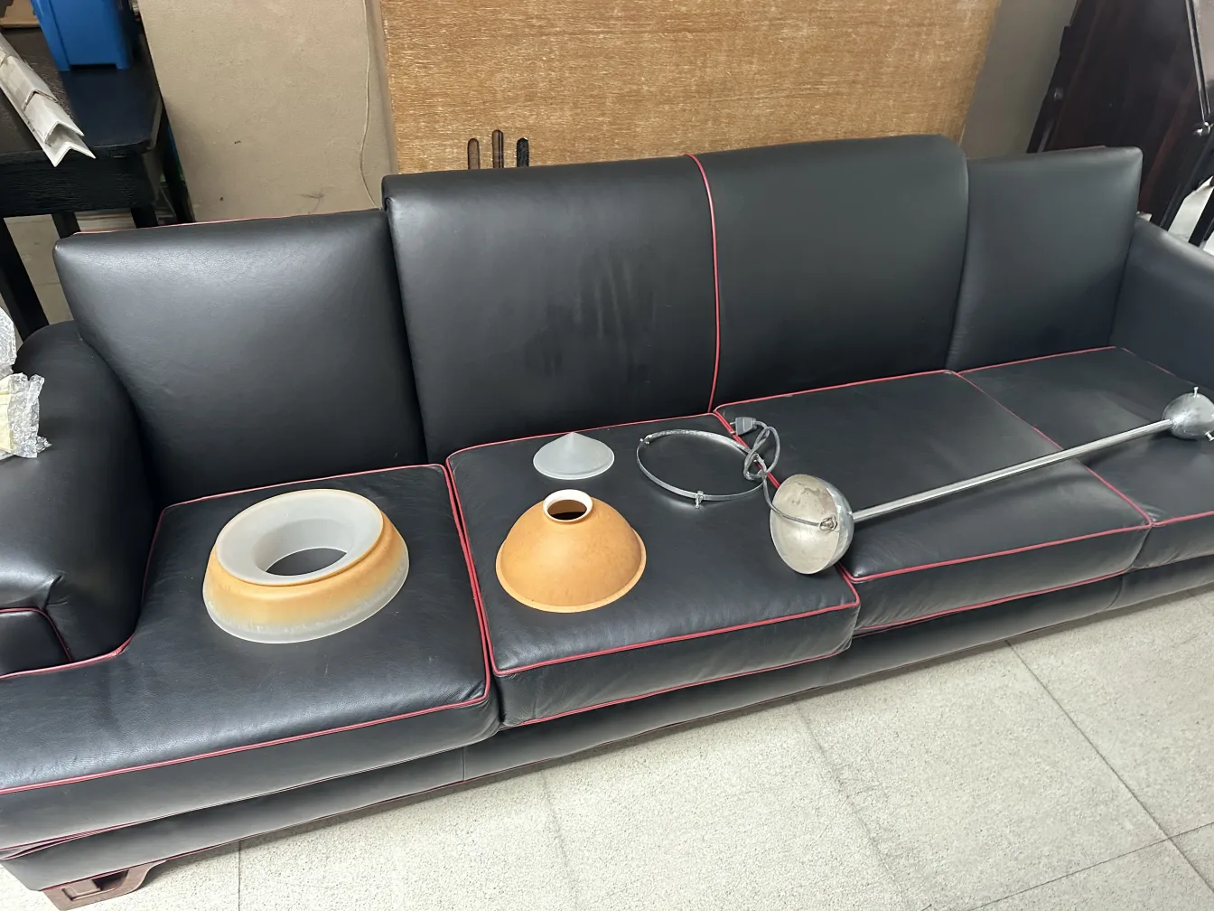 verschiedene teile einer antiken hängelampe auf einem sofa