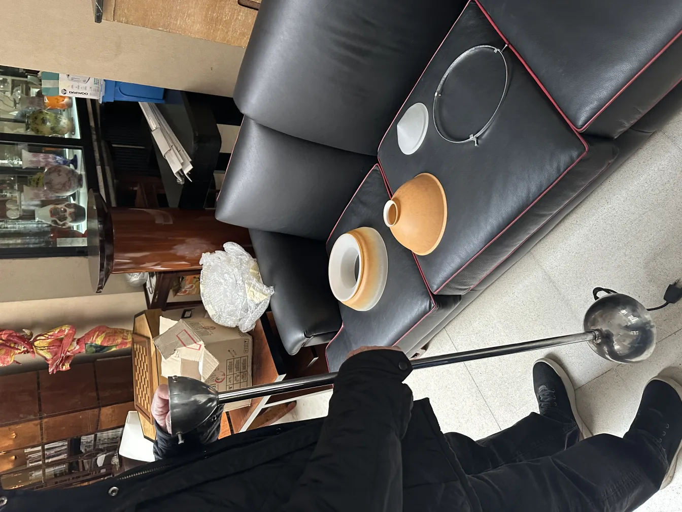 Antigua lámpara de techo de estilo único con un diseño distintivo, resaltando en un entorno acogedor.