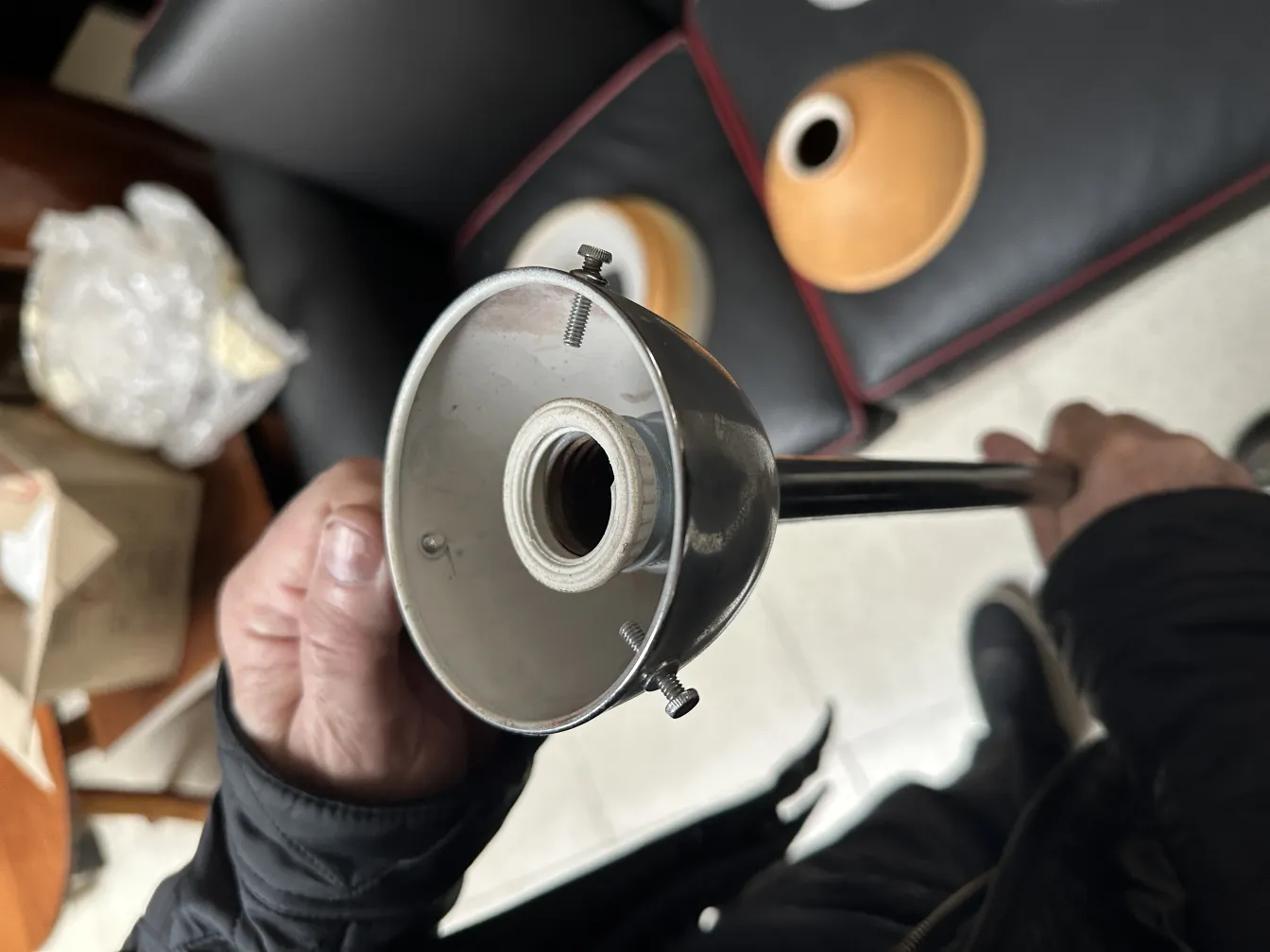 عرض مفصل لمصباح معلق قديم بتصميم بسيط، في بيئة مريحة. عناصر الخلفية مشوشة.