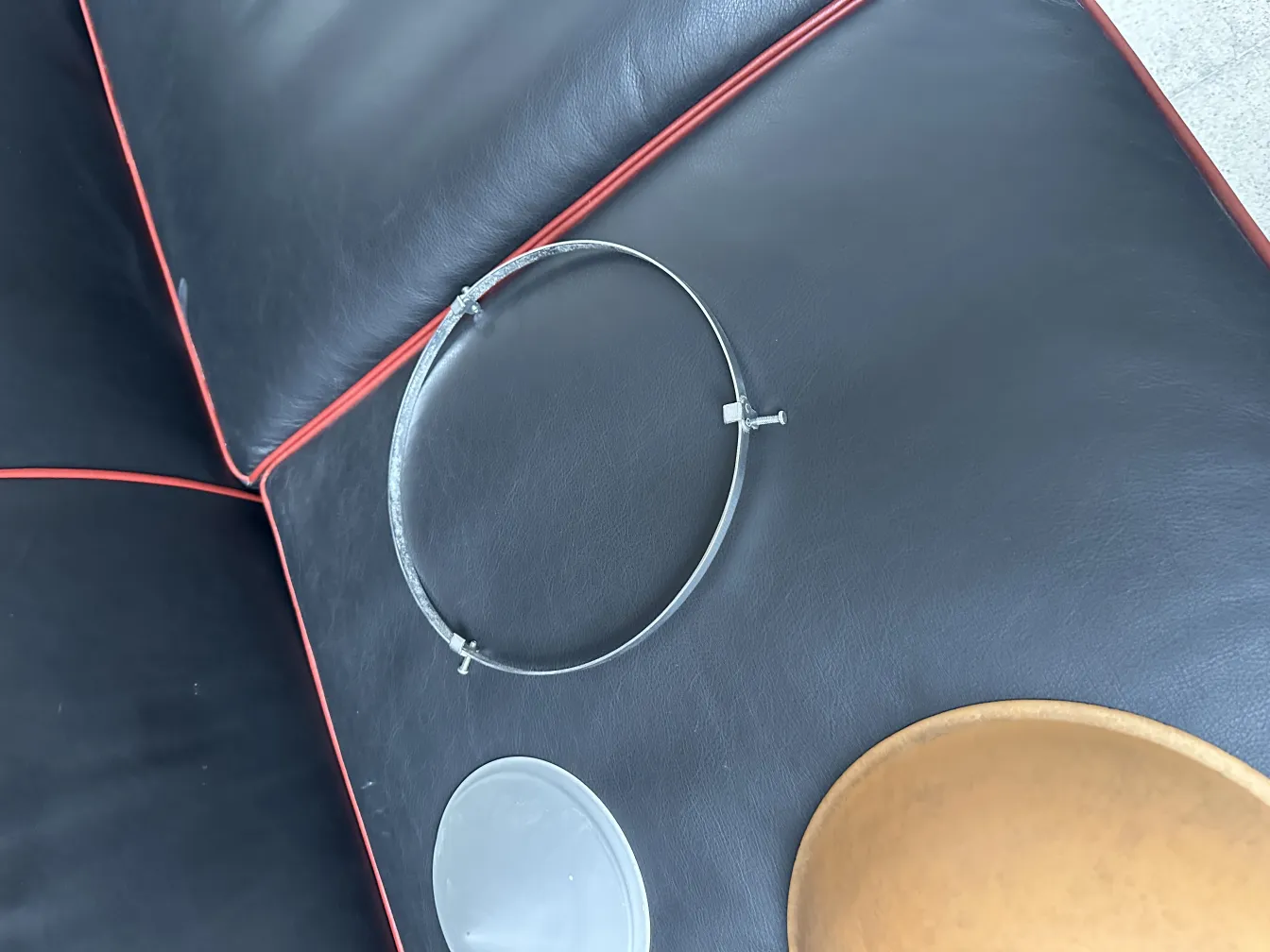 प्राचीन लटकता हुआ दीपक जिसमें पुरानी शैली के विवरण हैं, पीटर बीरंस।