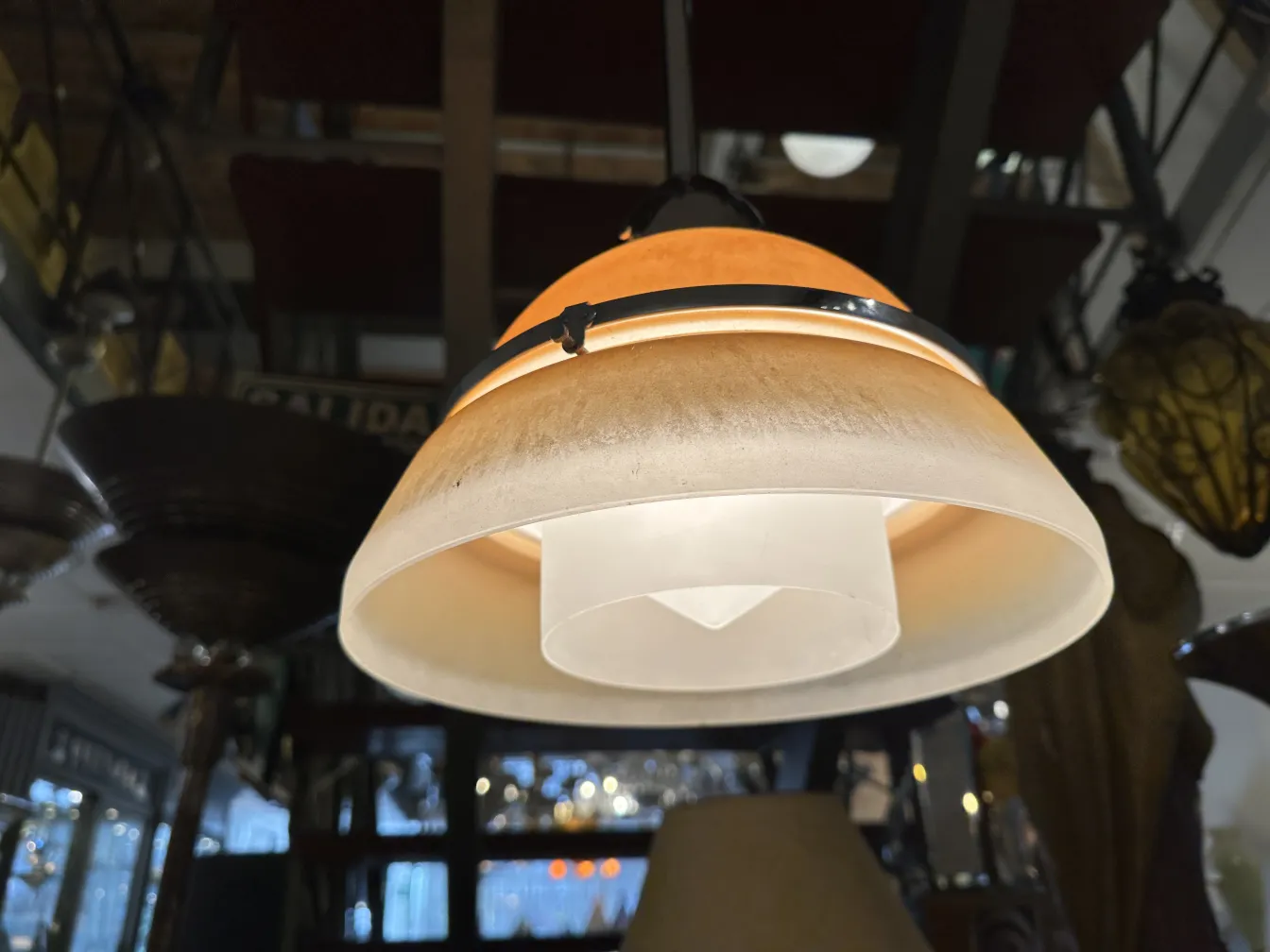 Antike Hängelampe mit elegantem Design, das warmes Licht abstrahlt.