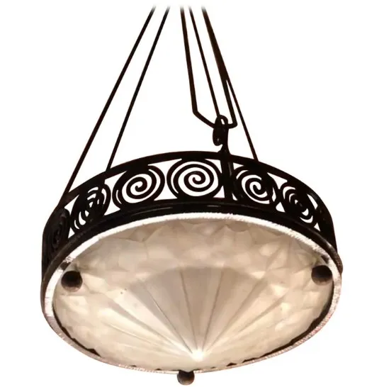 Lámpara de techo antigua con diseño de hierro elegante y pantalla blanca